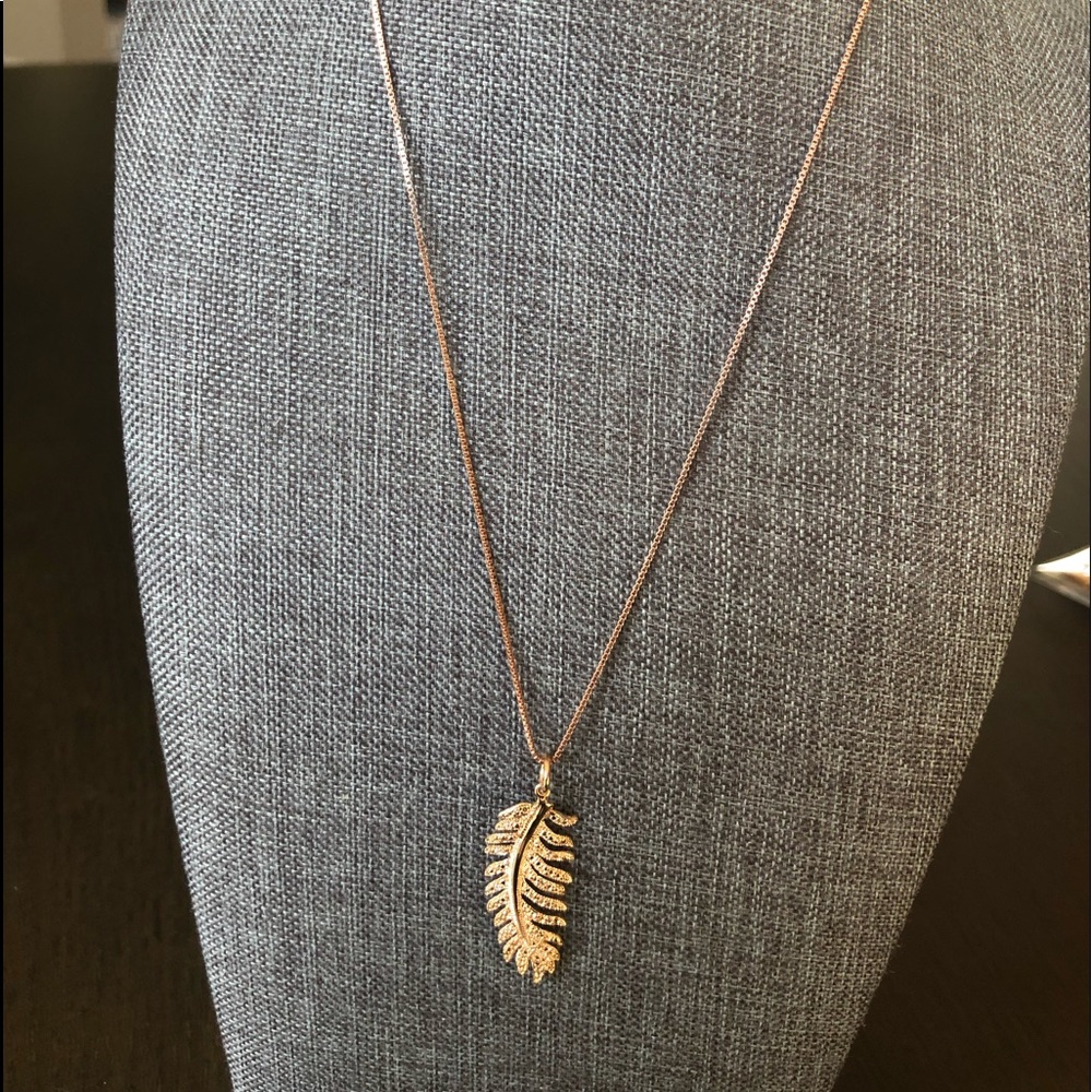 Feather pendant necklace